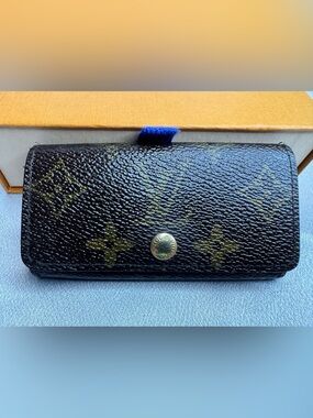 Louis Vuitton LV Monogram Canvas Keyholder